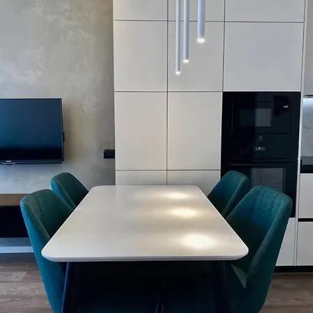 Lux 02 + Free Parking Post Lägenhet